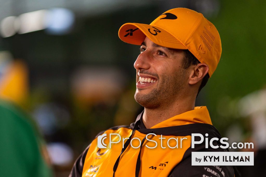 F1-Daniel-Ricciardo-McLaren-Smiling-Selama-Wawancara