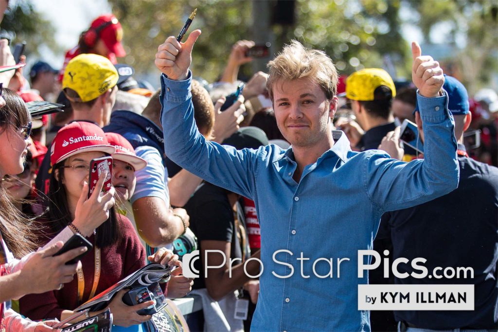 F1-past-Drivers-World-Champion-Nico-Rosberg-Posing-for fans-keduanya-acungan jempol
