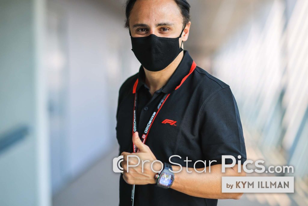 Formula-1-melewati-pengemudi-Felipe-massa-berpose-jempol