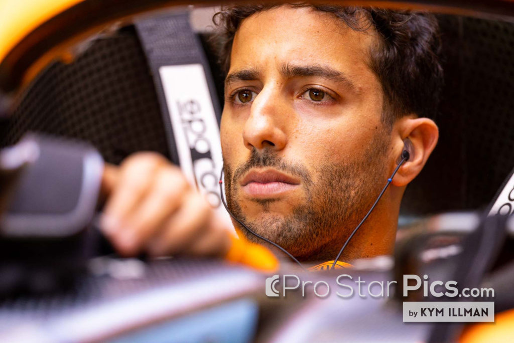Daniel Ricciardo duduk di mobil Mclaren F1 sebelum balapan