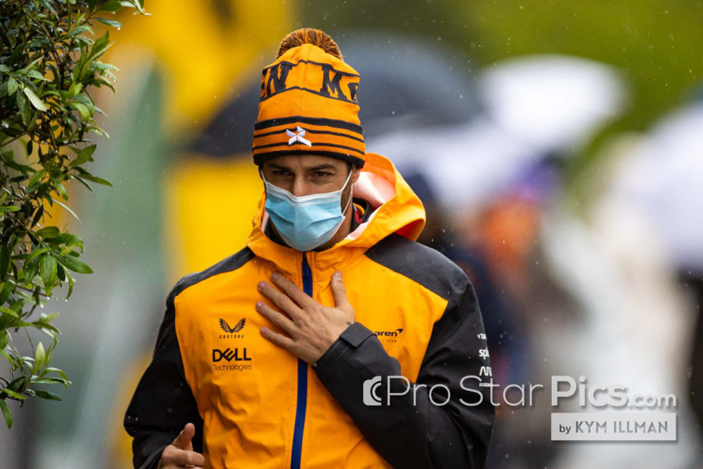 Daniel Ricciardo berjalan dengan beanie di dalam perlengkapan tim Mclaren