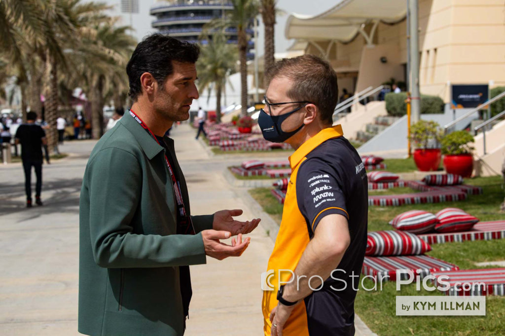 Manajer Mark Webber Piastri berbicara dengan teknisi balap Andreis Seidl MclLaren