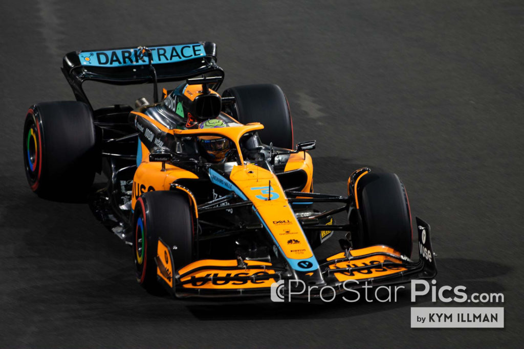 Daniel ricciardo mengemudikan mobil mclaren F1 nomor 3 