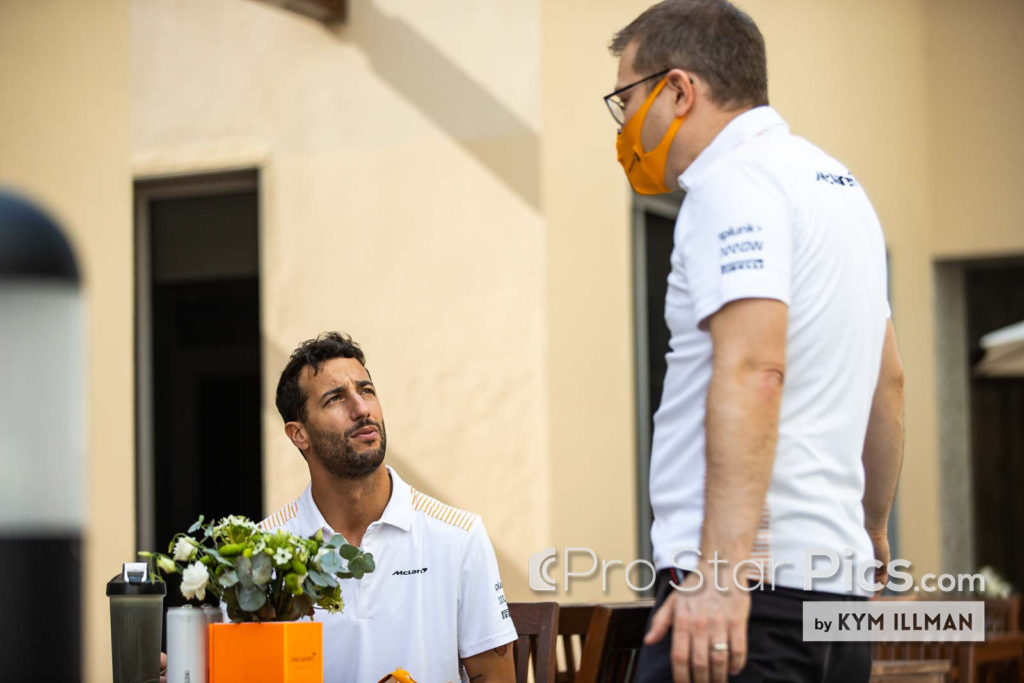 Daniel ricciardo Andreas Seidl berbicara di paddock