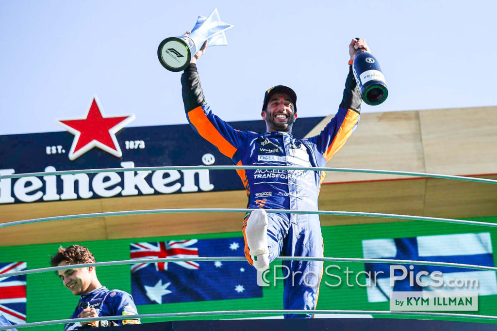 daniel Ricciardo McLaren menang di Monza 2021 merayakan podium bersama Lando Norris