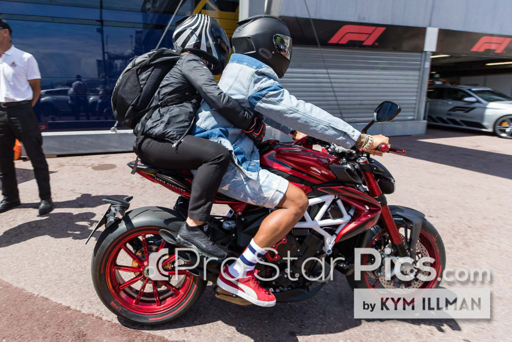 Angela dan Lewis mengendarai sepeda motor di GP Monaco
