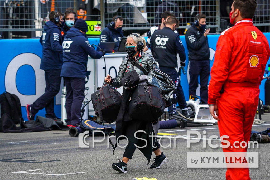 Angela Cullen memegang peralatan Lewis Hamilton