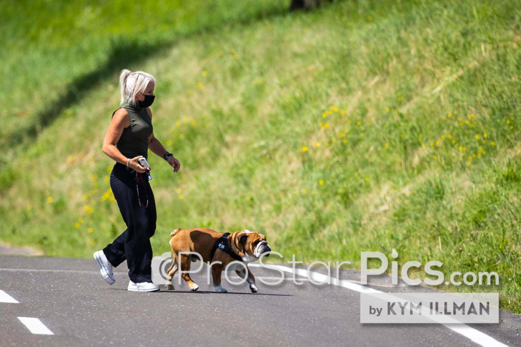Angela Cullen berjalan dengan anjing Hamilton Roscoe di trek F1