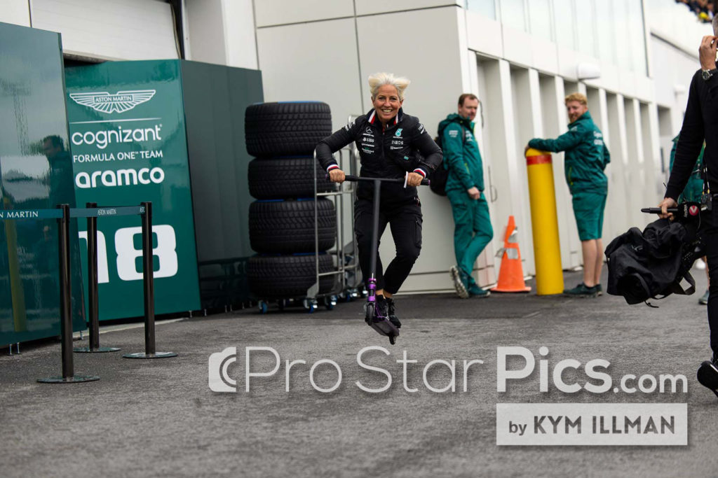 Angela Cullen mengendarai skuter Lewis Hamilton di paddock F1