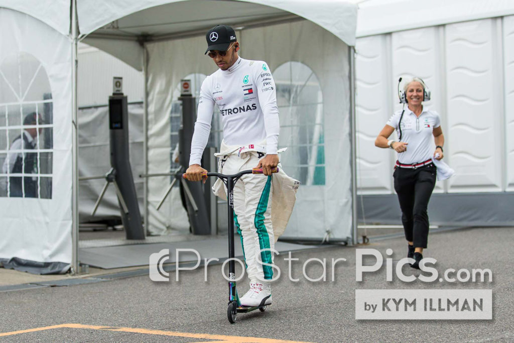 Lewis Hamilton mengendarai skuter dan Angela berlari di belakang