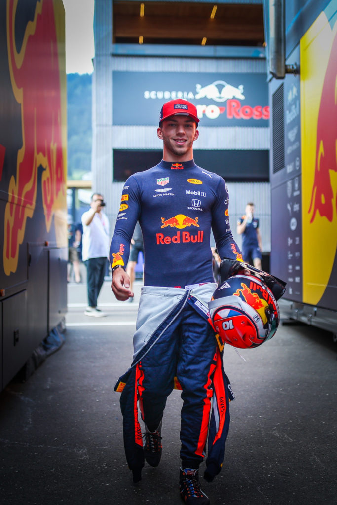 Kit tim Red Bull Pierre gasly tersenyum setelah balapan