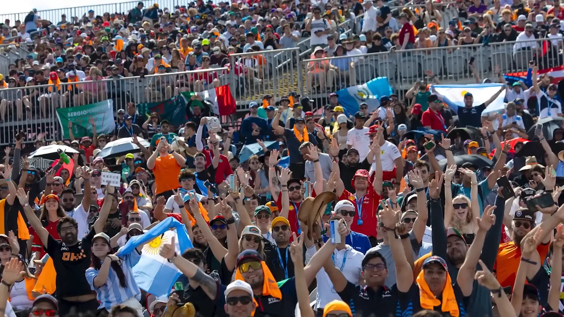 Crowd at COTA cheering on drivers