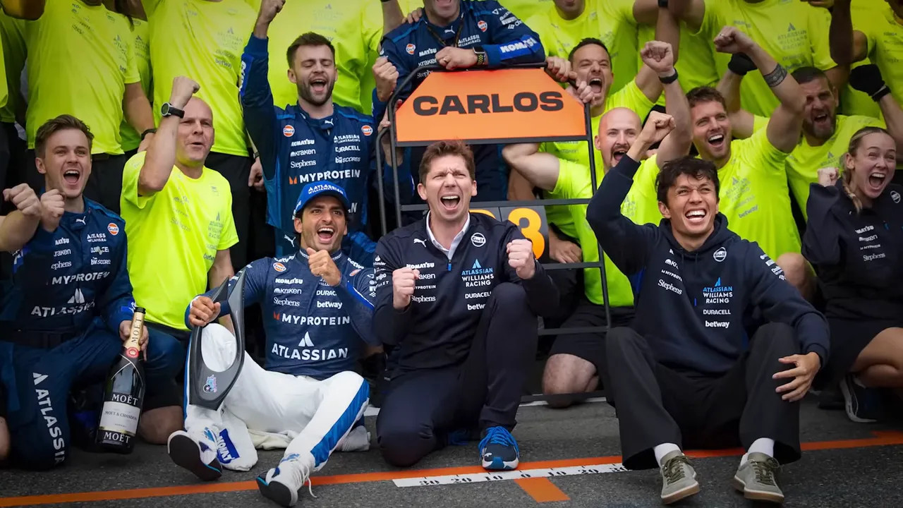 Carlos Sainz celebrating with his team in Park Fermi