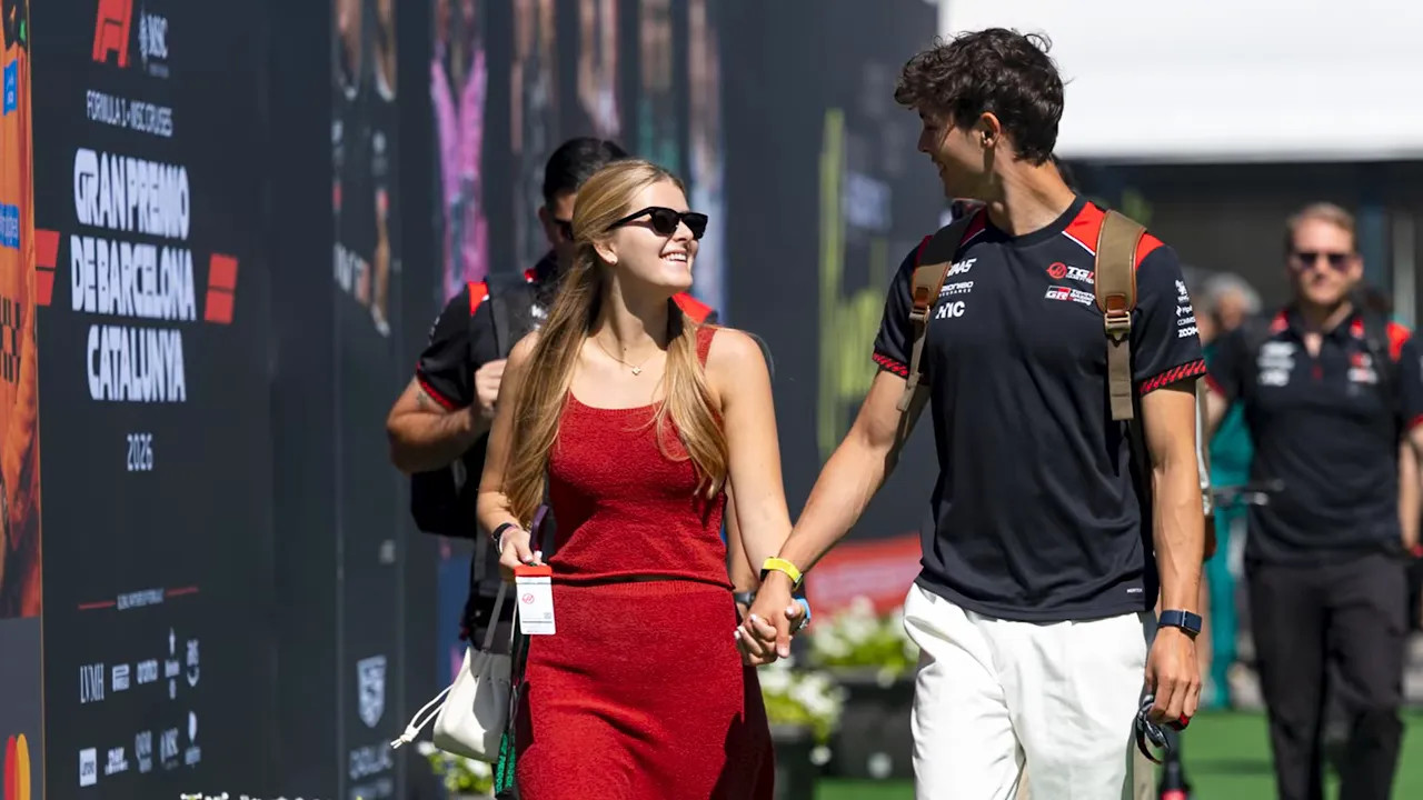 Oliver Bearman and Alicia walking hand in hand in the paddock