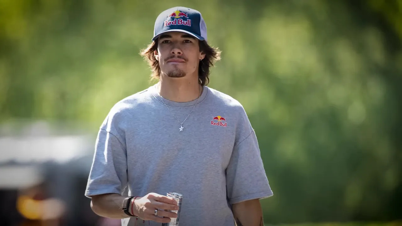 Nikola Tsolov walking in a Red Bull cap and grey shirt