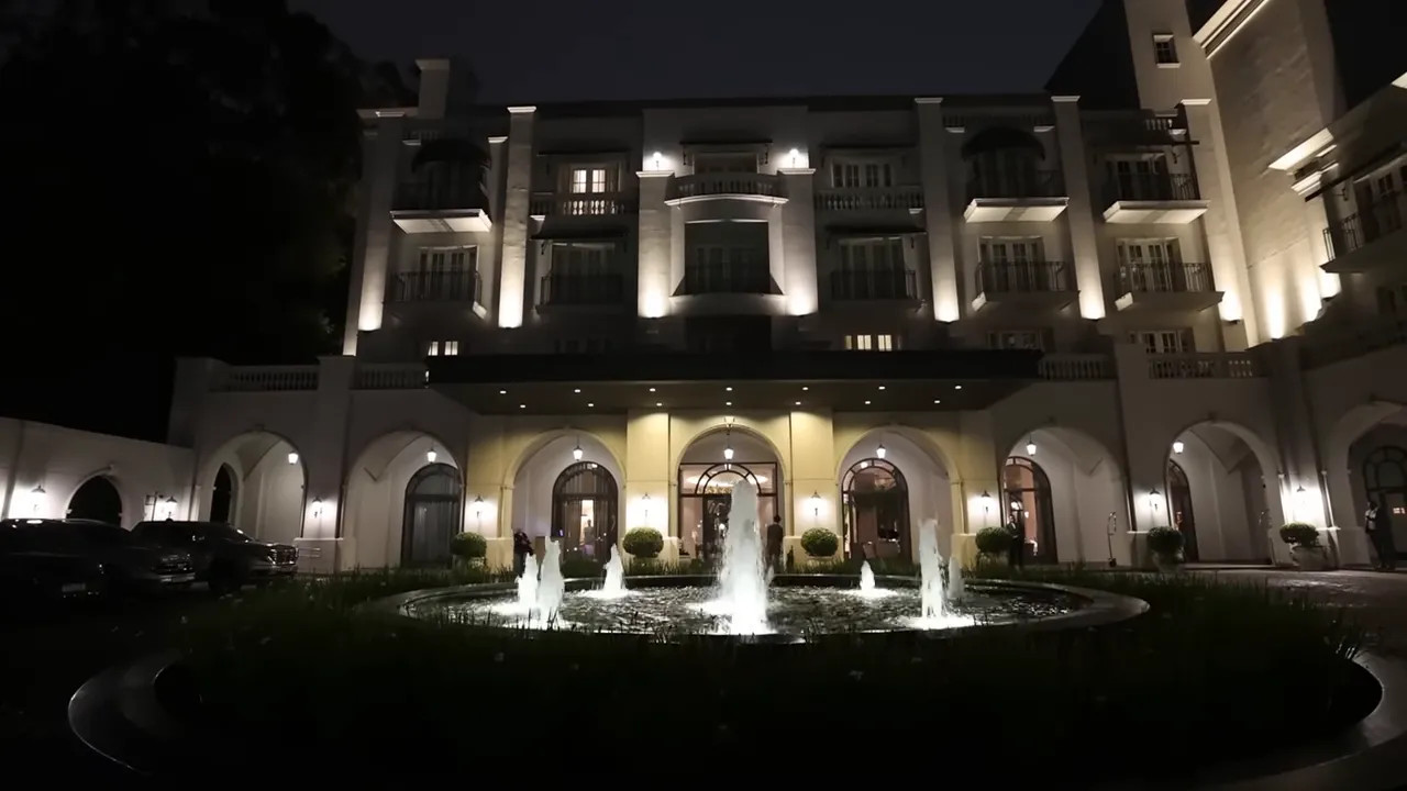Fountain and illuminated courtyard at Palacio Tangará in São Paulo