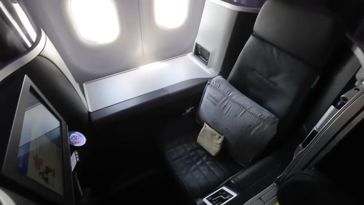 Single Mint throne seat by the windows with side table pillow and amenity kit