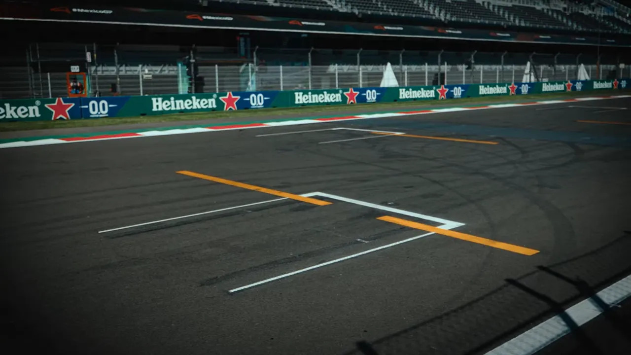 Grid box lines: two yellow lines on the right-hand positions and one on the left