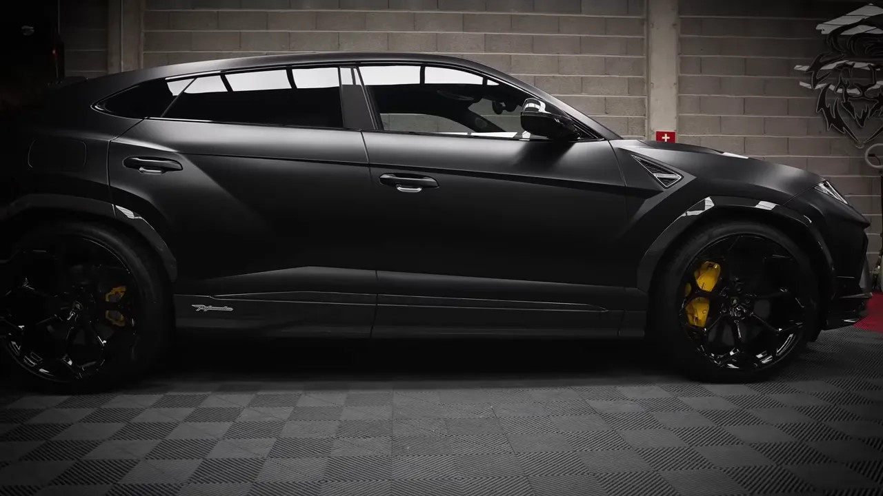 Lamborghini Urus Performante three-quarter side view