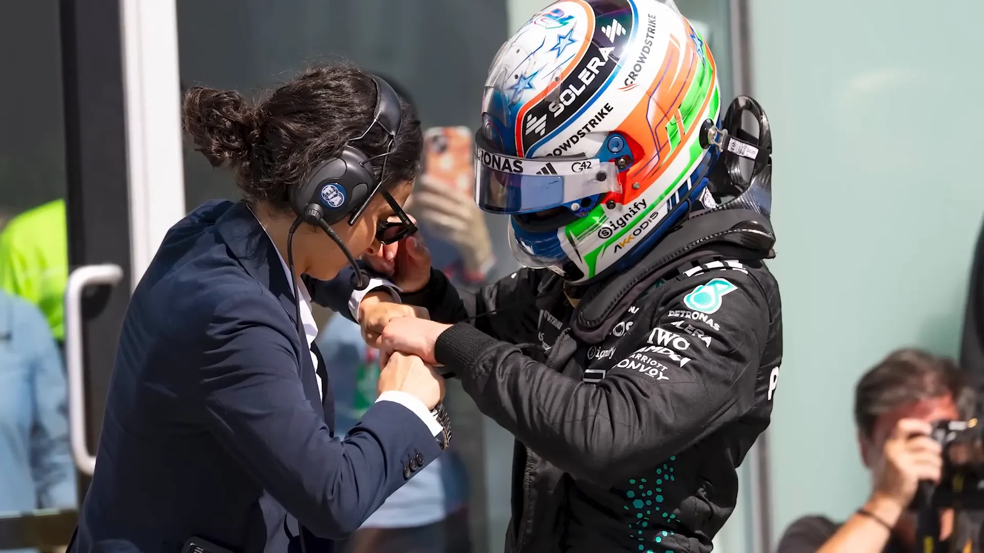 Kimi Antonelli struggling with a cable