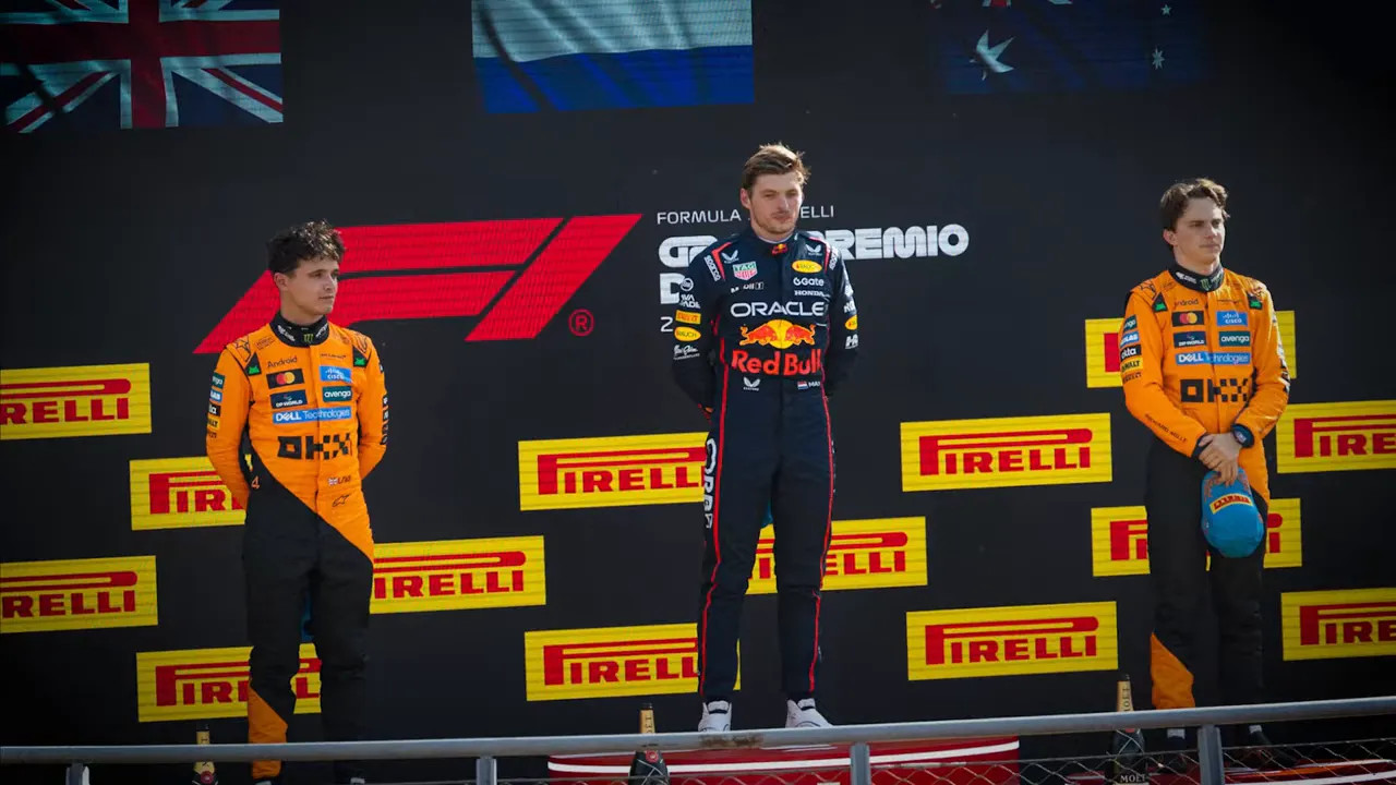 Crowd cheering other drivers while booing Lando Norris