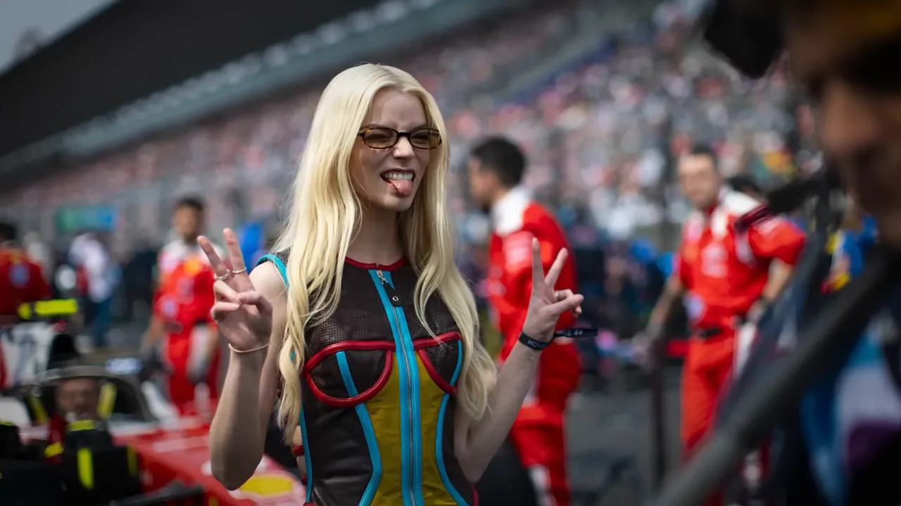 Blonde celebrity waving near the track during the Japanese Grand Prix
