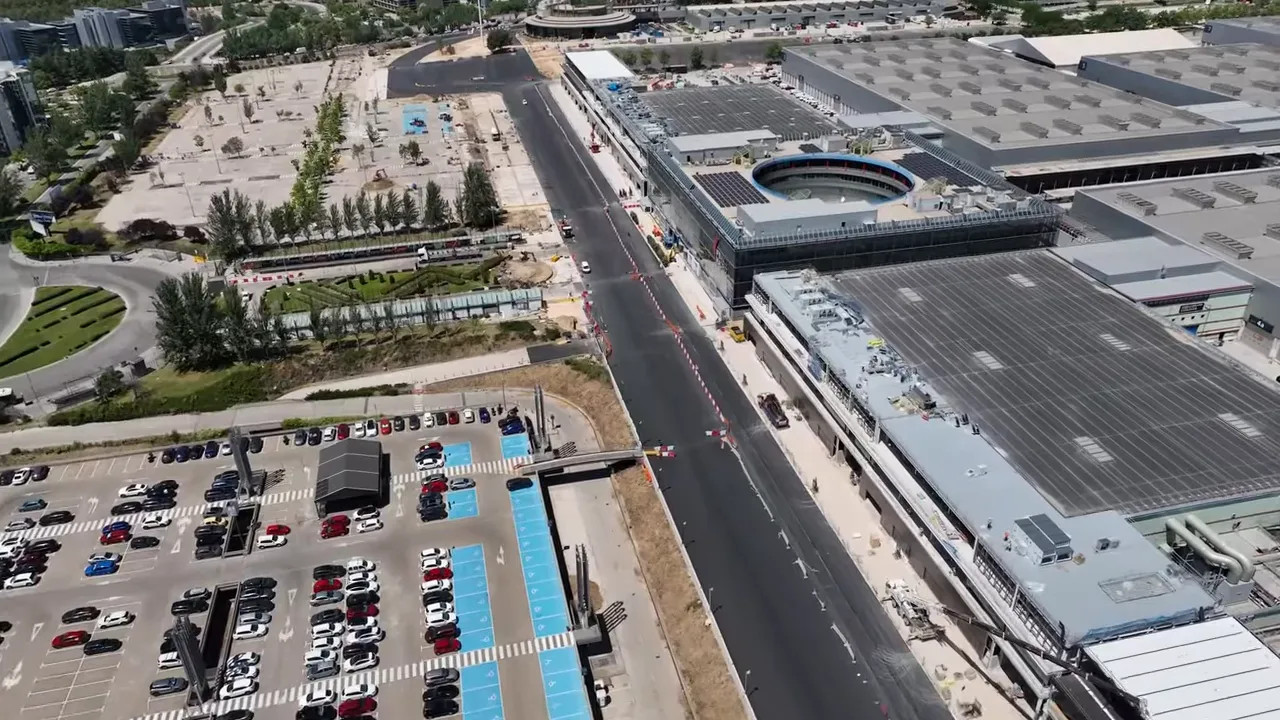Aerial view of the long straight pit lane running alongside IFEMA buildings
